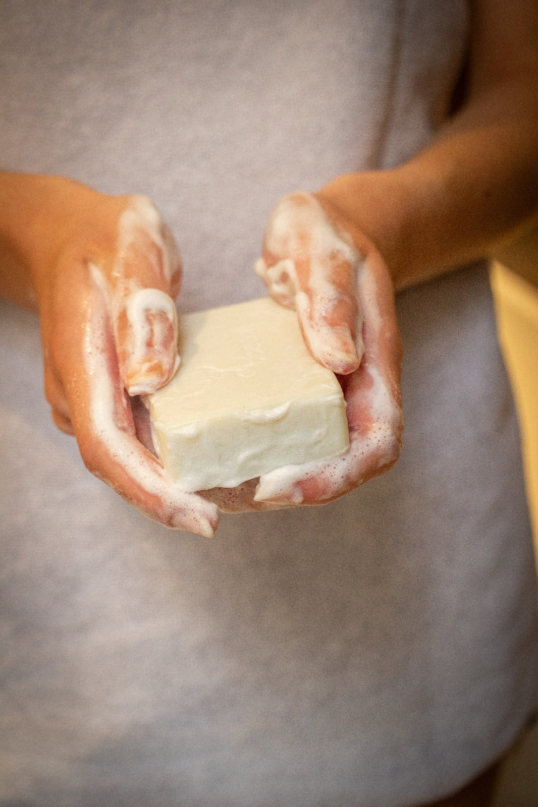 Le savon solide au lait de chèvre bio et amande douce : votre peau sèche et irritée va l'adorer 😍